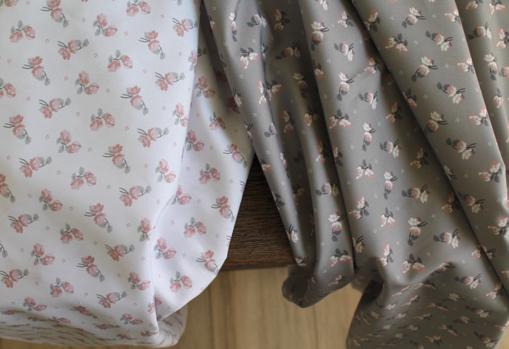 Popeline de coton BIO fine / motif fleuri exclusif Hana gris