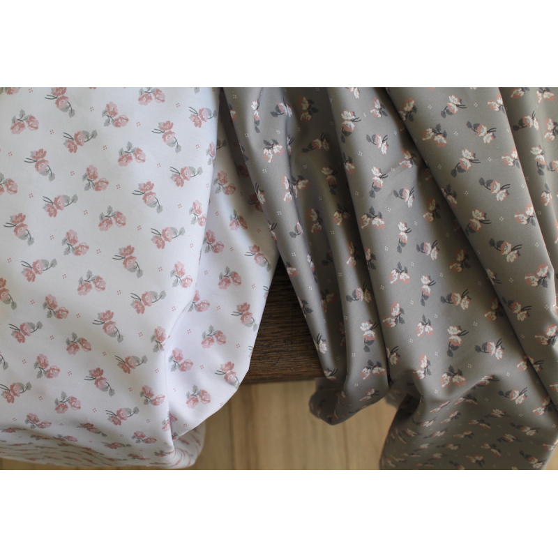Popeline de coton BIO fine / motif fleuri exclusif Hana gris