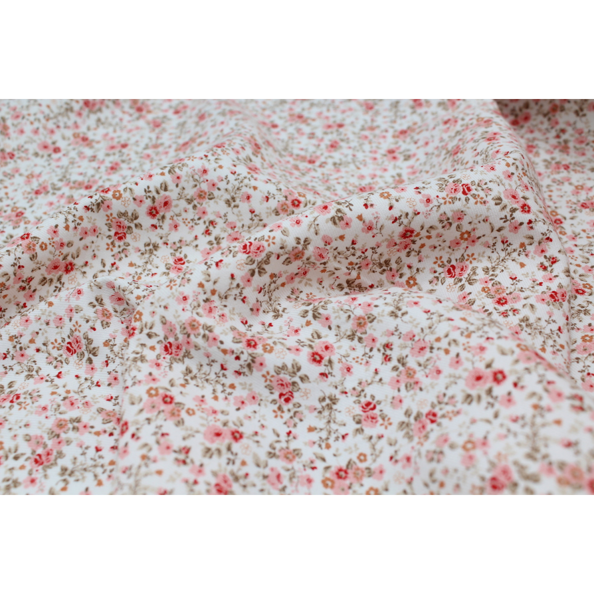 Tissu twill de coton organique imprimé fleuri Tissu twill de coton organique imprimé fleuri