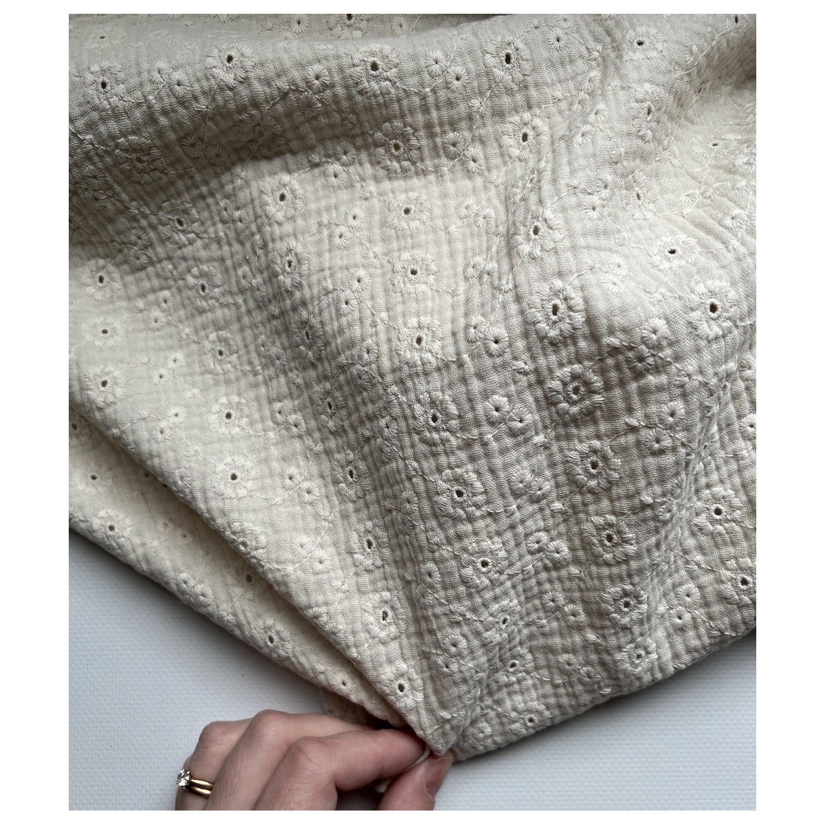 Double gaze de coton Suzy brodée coloris écru Qualité Oeko-tex - 2 Double gaze de coton Suzy brodée coloris écru Qualité Oeko-tex - 2