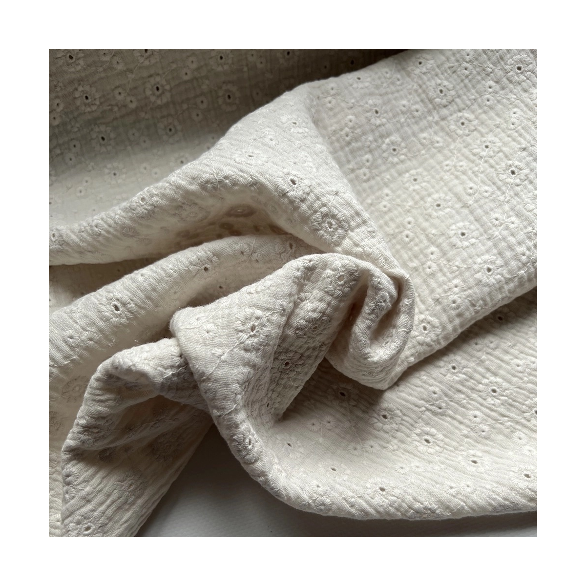 Double gaze de coton Suzy brodée coloris écru Qualité Oeko-tex - 3 Double gaze de coton Suzy brodée coloris écru Qualité Oeko-tex - 3