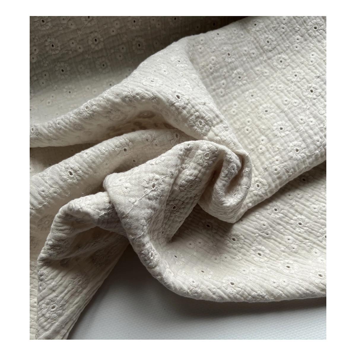Double gaze de coton Suzy brodée coloris écru Qualité Oeko-tex - 5 Double gaze de coton Suzy brodée coloris écru Qualité Oeko-tex - 5