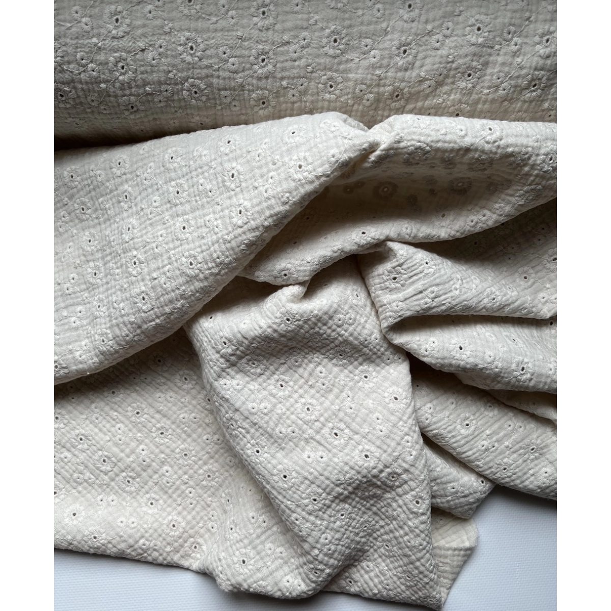 Double gaze de coton Suzy brodée coloris écru Qualité Oeko-tex - 6 Double gaze de coton Suzy brodée coloris écru Qualité Oeko-tex - 6