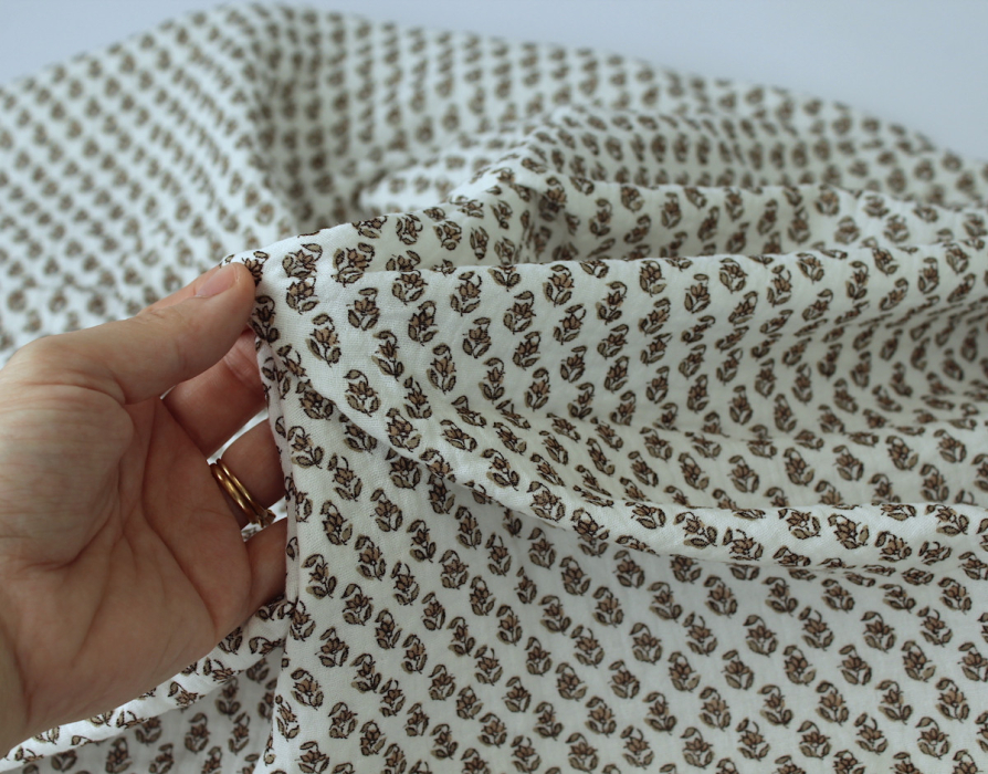 Aria -Double gaze de coton blanc cassé à motifs petites fleurs façon hand block