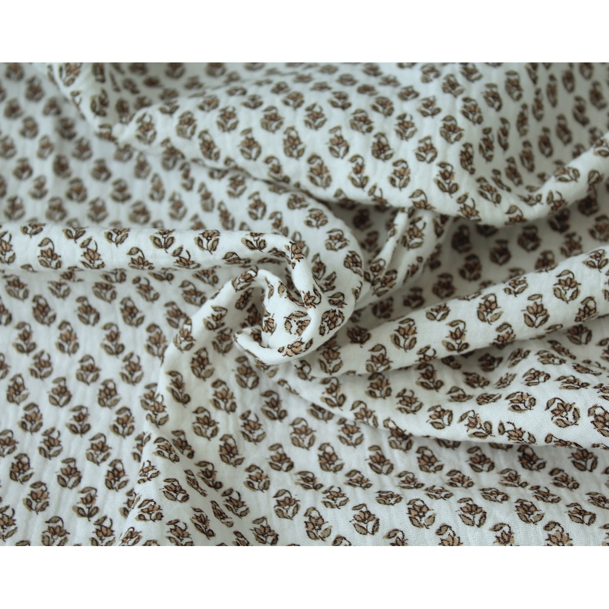 Aria -Double gaze de coton blanc cassé à motifs petites fleurs façon hand block Aria -Double gaze de coton blanc cassé à motifs petites fleurs façon hand block