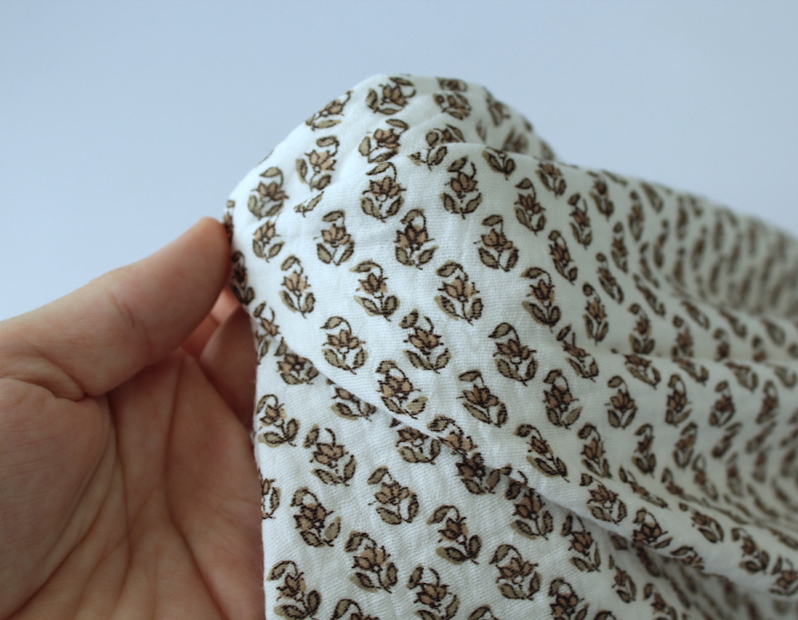 Aria -Double gaze de coton blanc cassé à motifs petites fleurs façon hand block