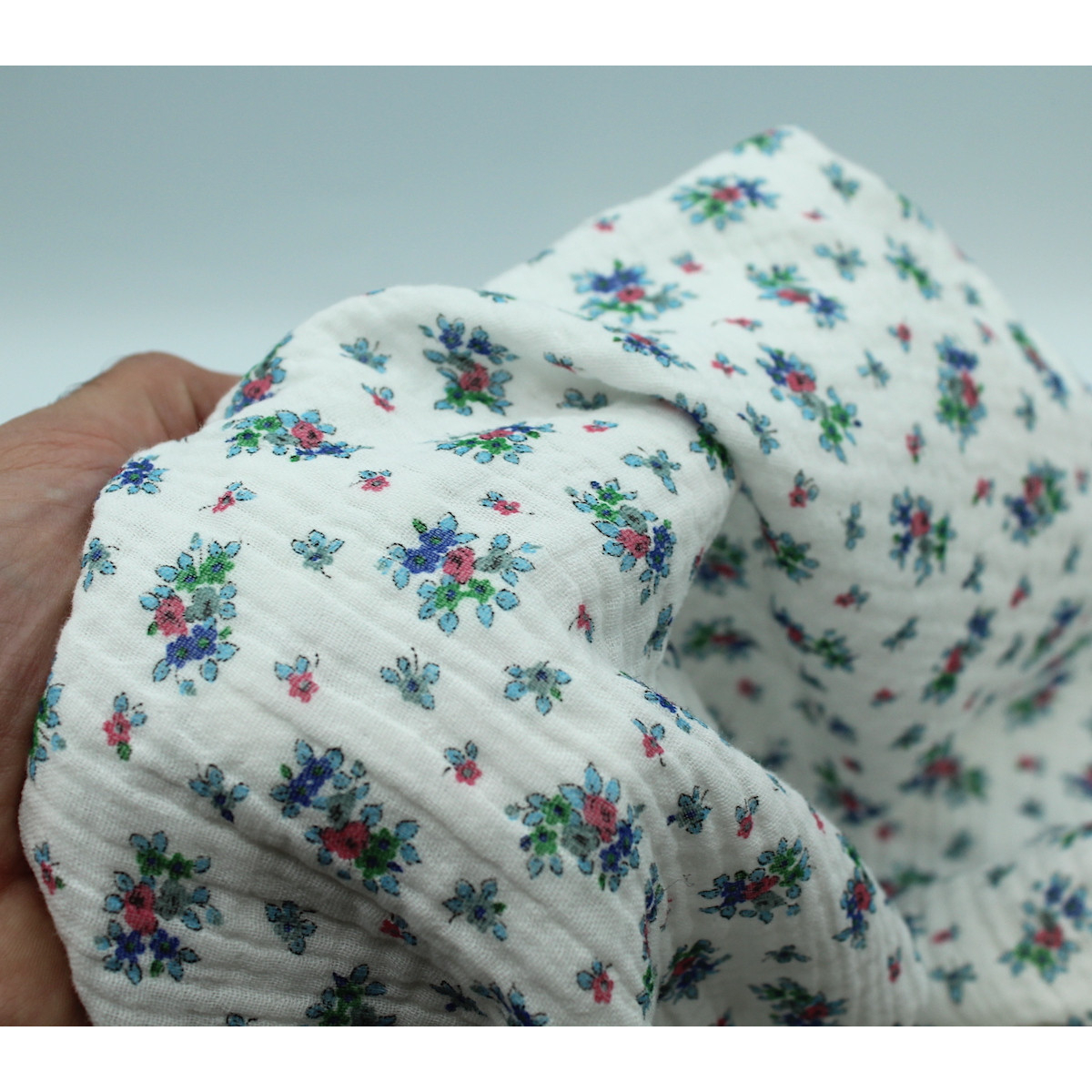 Lisette - Double gaze de coton blanc cassé à motifs petites fleurs bleues Tissus issus de l'agriculture biologique  - 2 Lisette - Double gaze de coton blanc cassé à motifs petites fleurs bleues Tissus issus de l'agriculture biologique  - 2