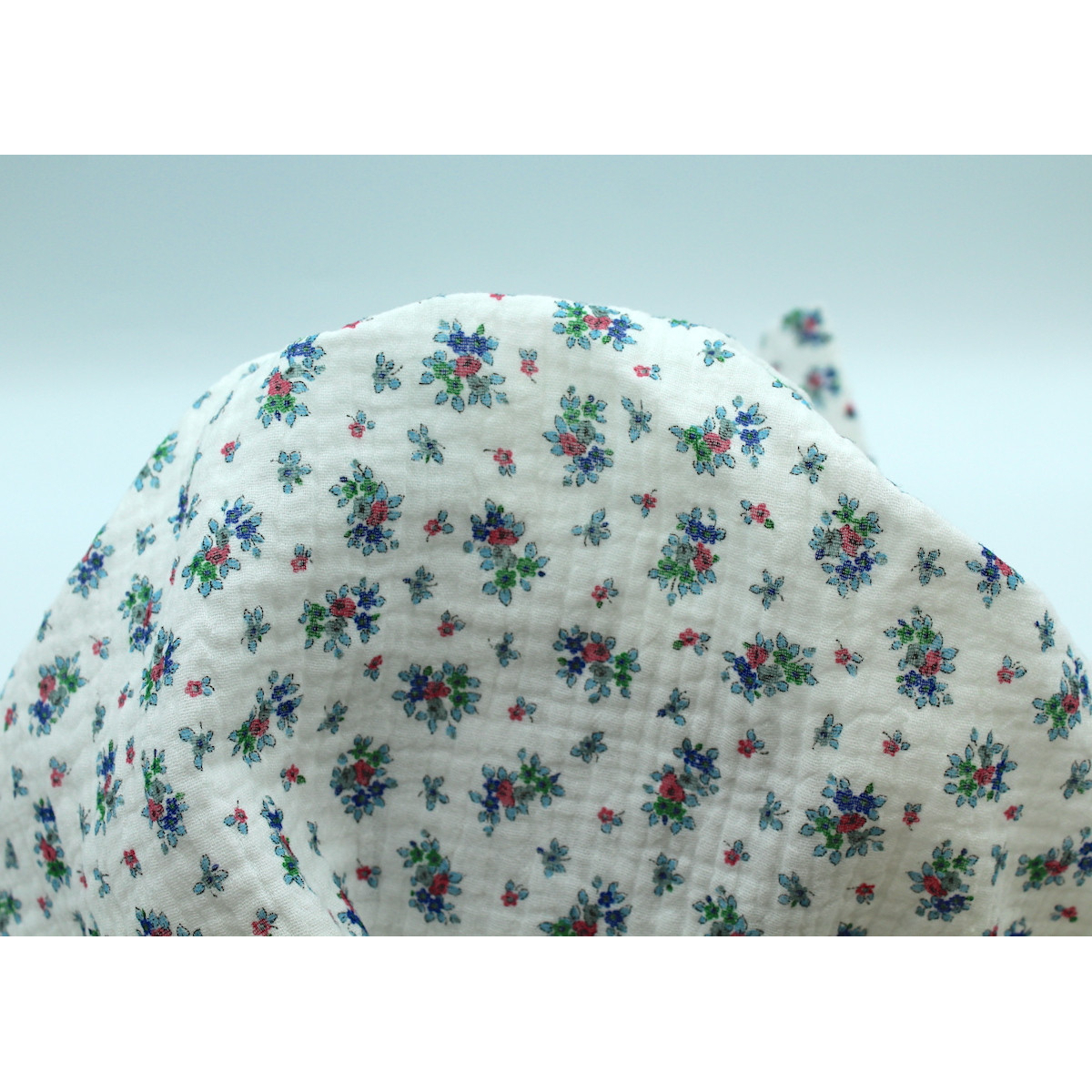 Lisette - Double gaze de coton blanc cassé à motifs petites fleurs bleues Tissus issus de l'agriculture biologique  - 5 Lisette - Double gaze de coton blanc cassé à motifs petites fleurs bleues Tissus issus de l'agriculture biologique  - 5