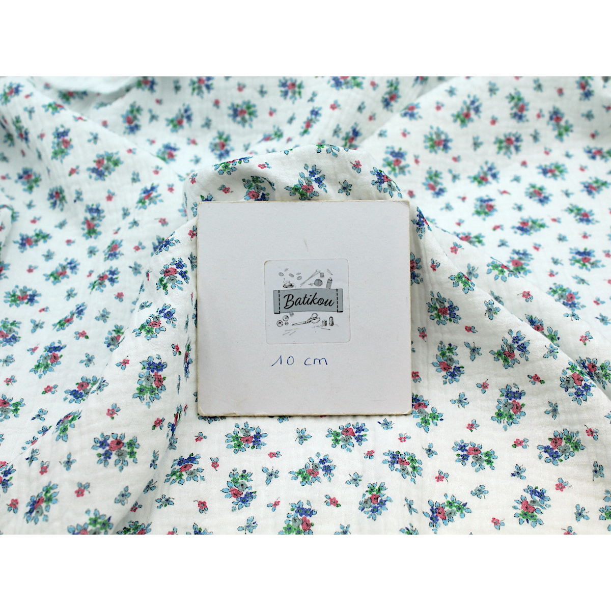 Lisette - Double gaze de coton blanc cassé à motifs petites fleurs bleues Tissus issus de l'agriculture biologique  - 6 Lisette - Double gaze de coton blanc cassé à motifs petites fleurs bleues Tissus issus de l'agriculture biologique  - 6