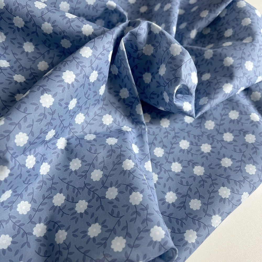 Gaspard - Batiste de coton organique imprimé fleuri fond bleu