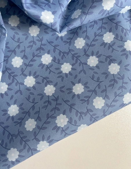 Gaspard - Batiste de coton organique imprimé fleuri fond bleu