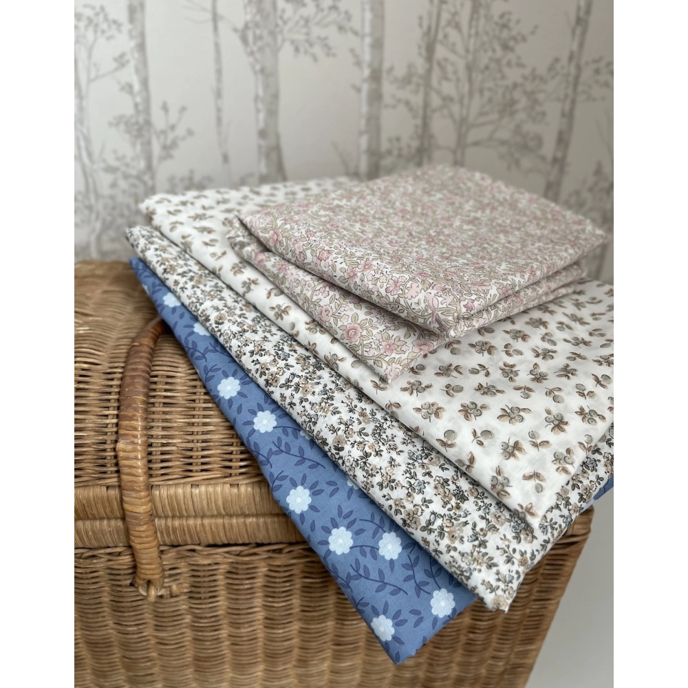 Gaspard - Batiste de coton organique imprimé fleuri fond bleu