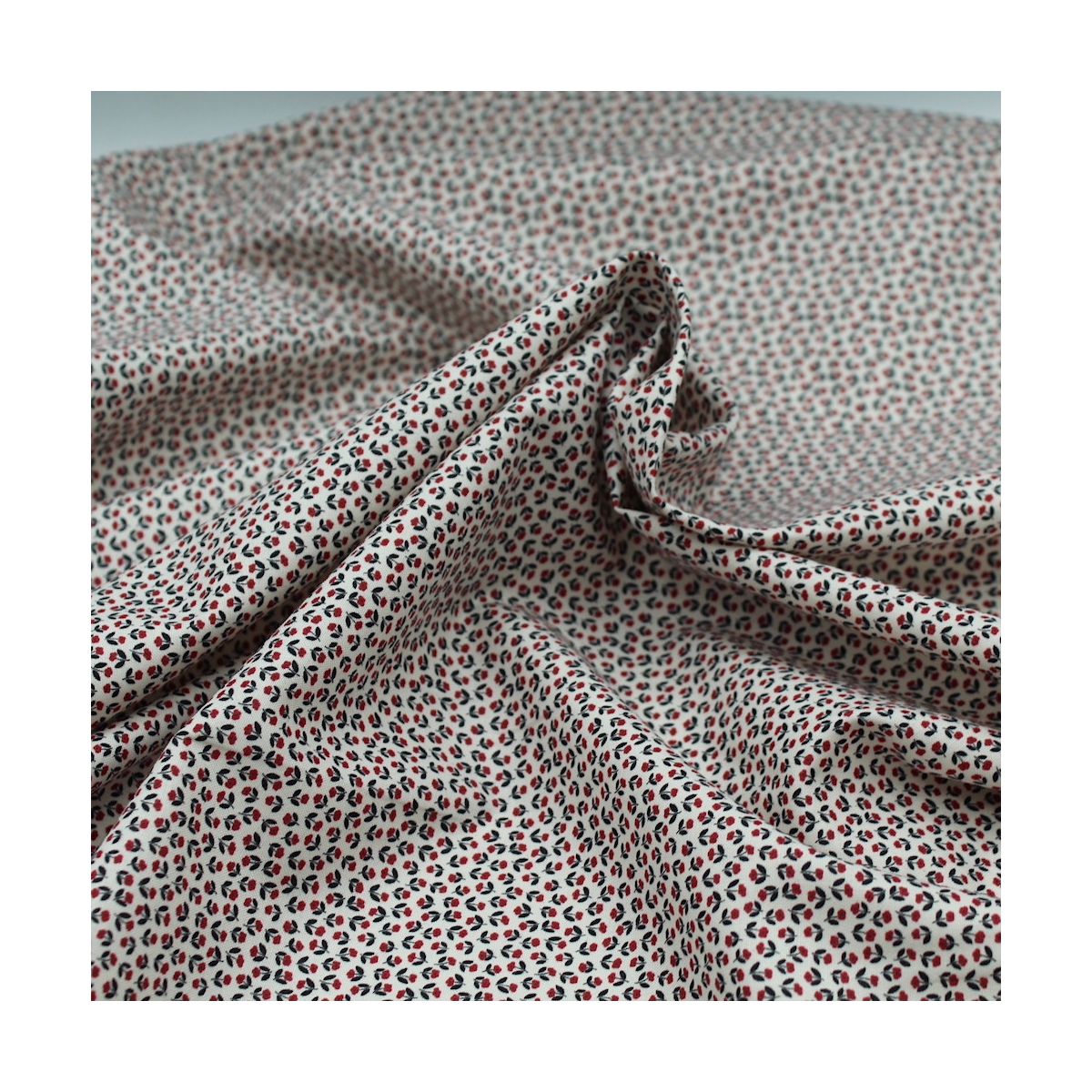 Popeline fine et douce coton organique fond ivoire imprimé mini fleurs