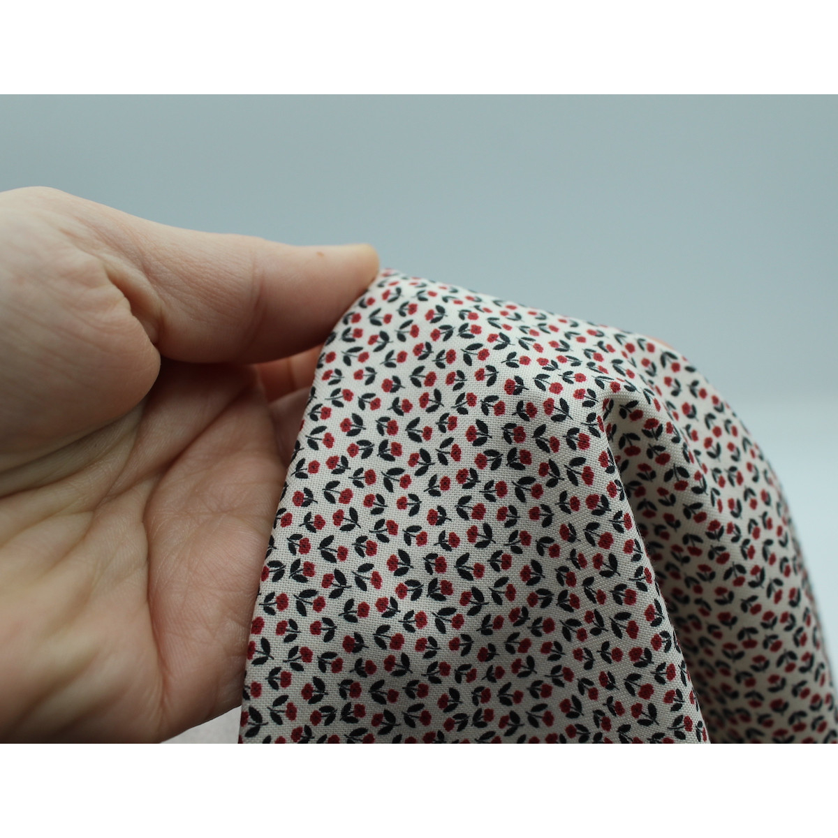 Popeline fine et douce coton organique fond ivoire imprimé mini fleurs