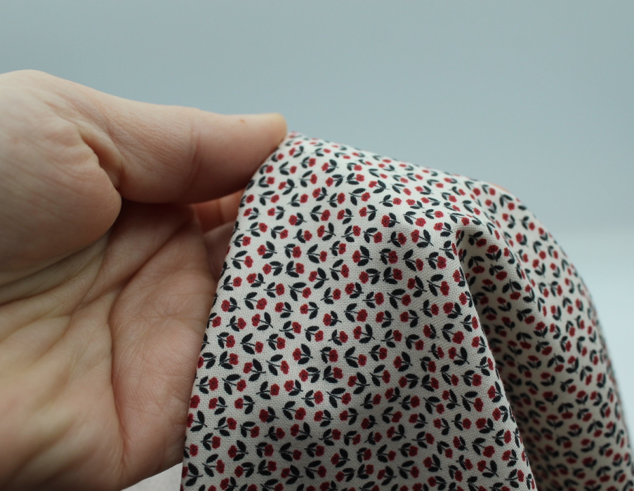 Popeline fine et douce coton organique fond ivoire imprimé mini fleurs