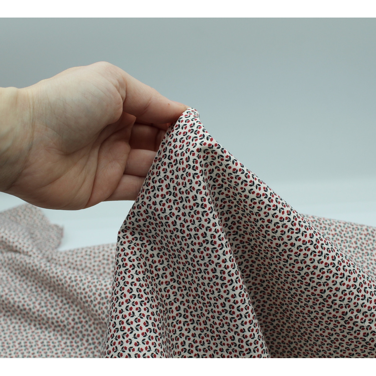 Popeline fine et douce coton organique fond ivoire imprimé mini fleurs