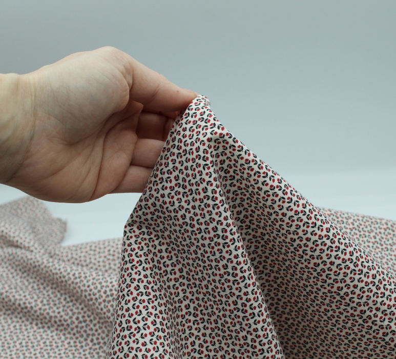 Popeline fine et douce coton organique fond ivoire imprimé mini fleurs