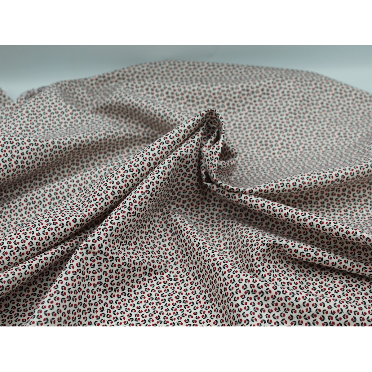 Popeline fine et douce coton organique fond ivoire imprimé mini fleurs