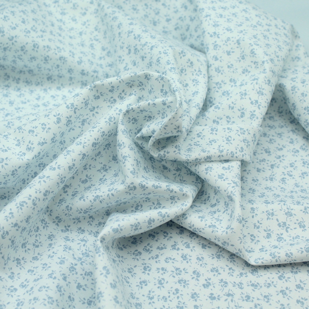 Popeline de coton douce coloris fleuri bleu poudré fond lait qualité SWEET