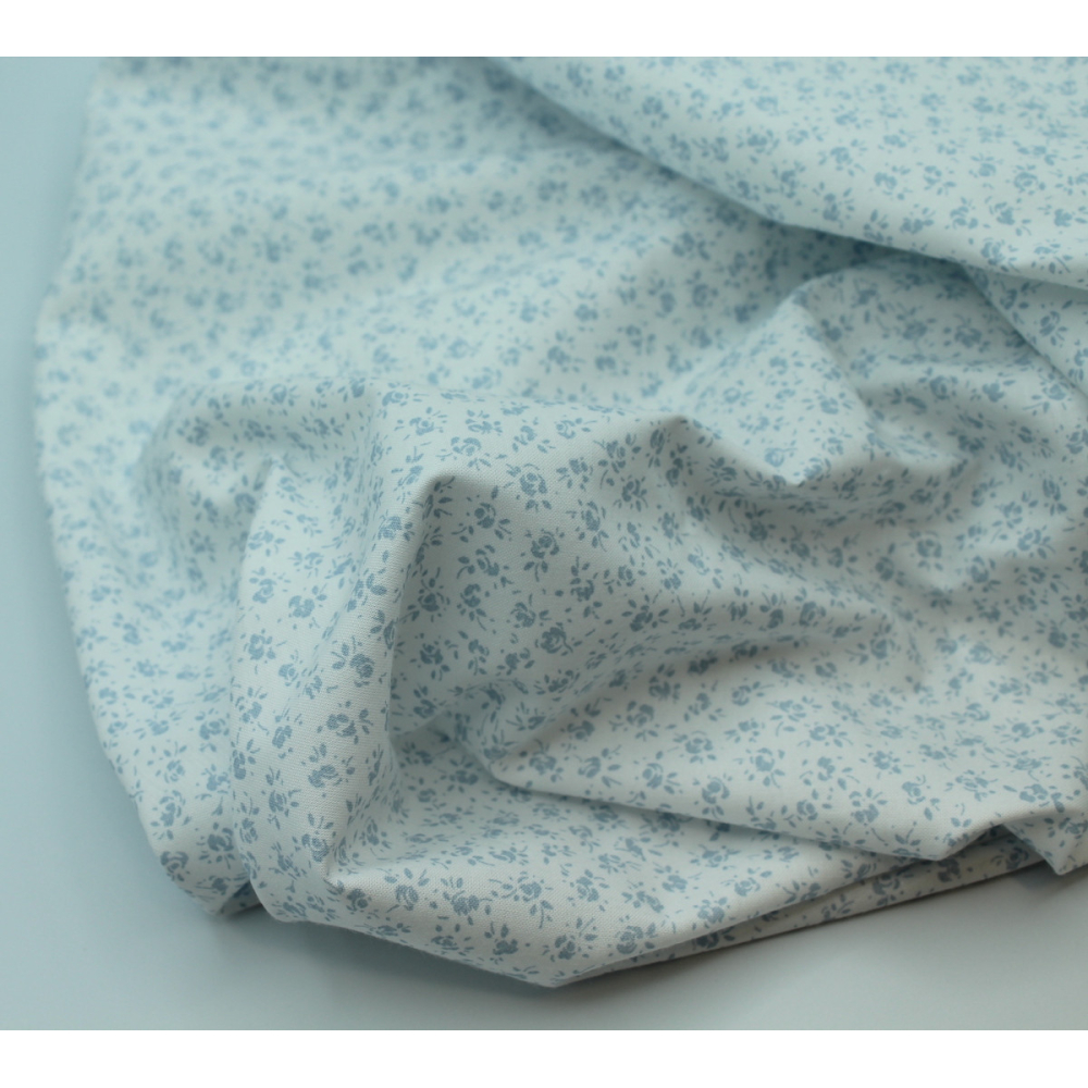 Popeline de coton douce coloris fleuri bleu poudré fond lait qualité SWEET
