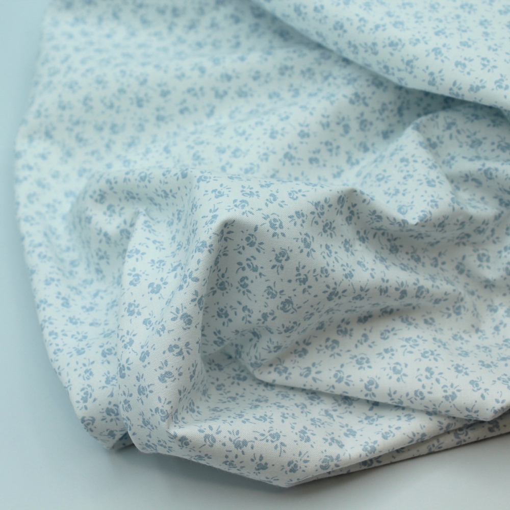 Popeline de coton douce coloris fleuri bleu poudré fond lait qualité SWEET