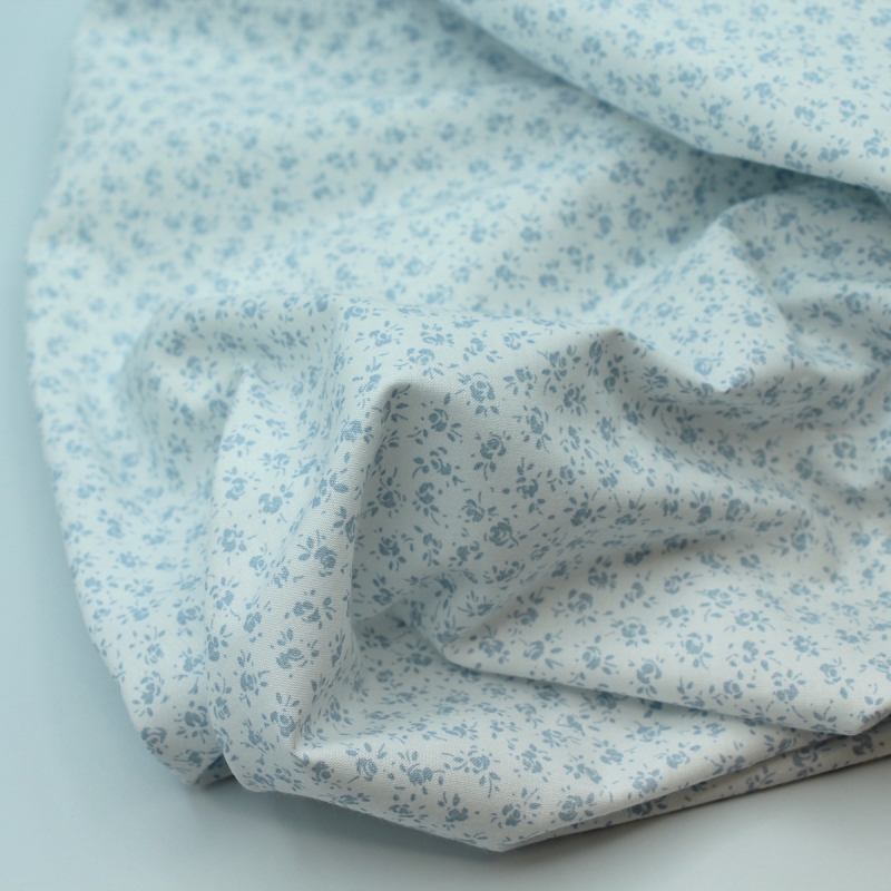 Popeline de coton douce coloris fleuri bleu poudré fond lait qualité SWEET