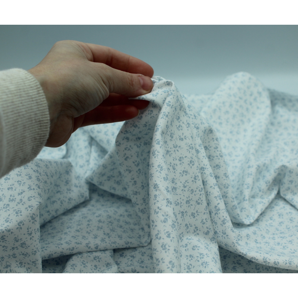 Popeline de coton douce coloris fleuri bleu poudré fond lait qualité SWEET