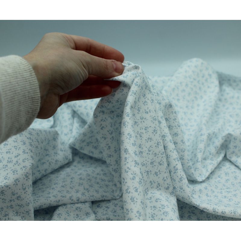 Popeline de coton douce coloris fleuri bleu poudré fond lait qualité SWEET
