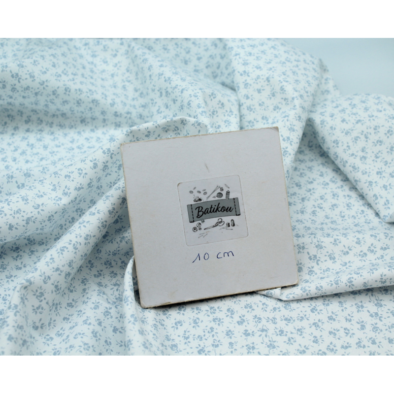 Popeline de coton douce coloris fleuri bleu poudré fond lait qualité SWEET