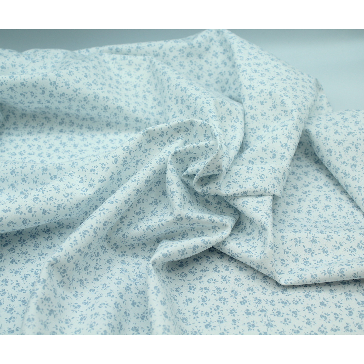Popeline de coton douce coloris fleuri bleu poudré fond lait qualité SWEET