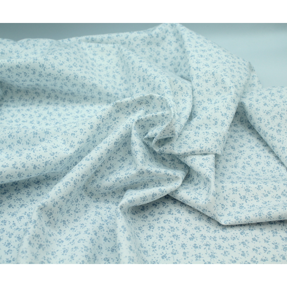 Popeline de coton douce coloris fleuri bleu poudré fond lait qualité SWEET