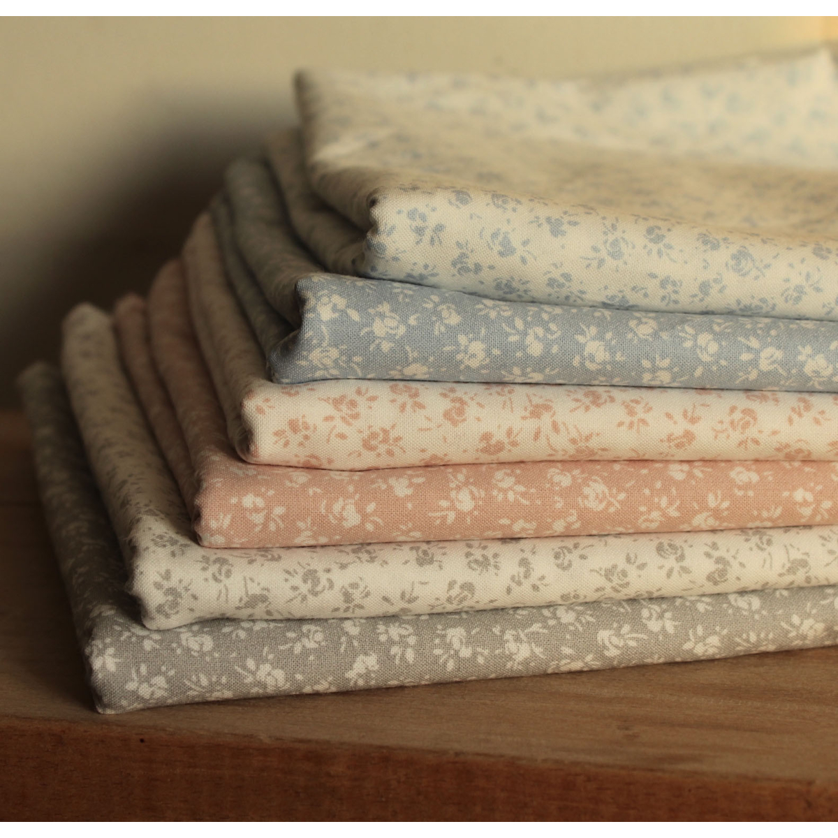 Popeline de coton douce coloris fleuri bleu poudré fond lait qualité SWEET