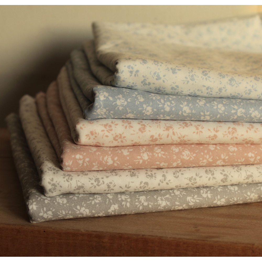 Popeline de coton douce coloris fleuri bleu poudré fond lait qualité SWEET