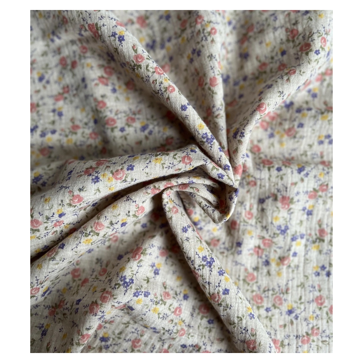 Idalie - Double gaze de coton BIO chiné coloris beige fleuri Idalie - Double gaze de coton BIO chiné coloris beige fleuri