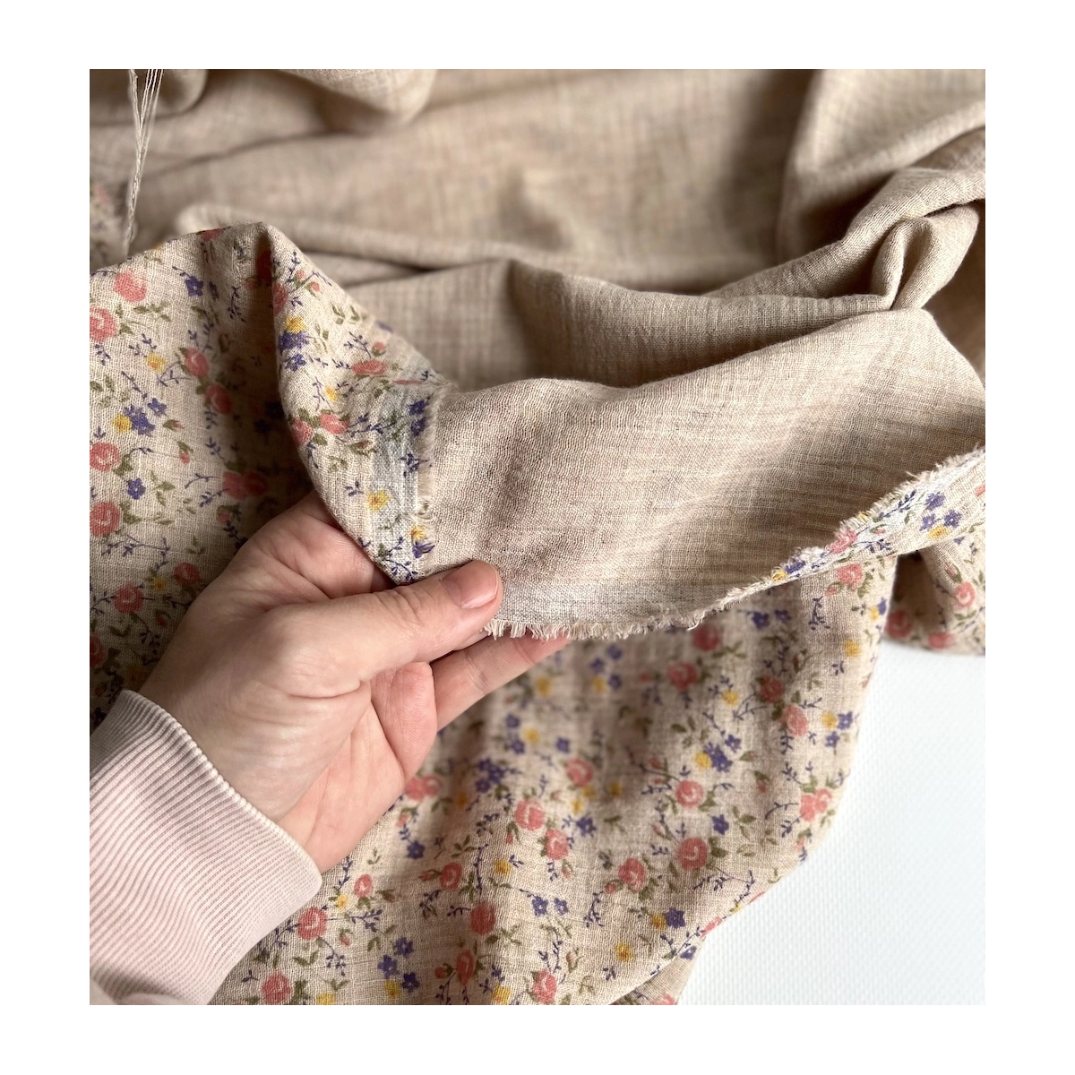Idalie - Double gaze de coton BIO chiné coloris beige fleuri Idalie - Double gaze de coton BIO chiné coloris beige fleuri