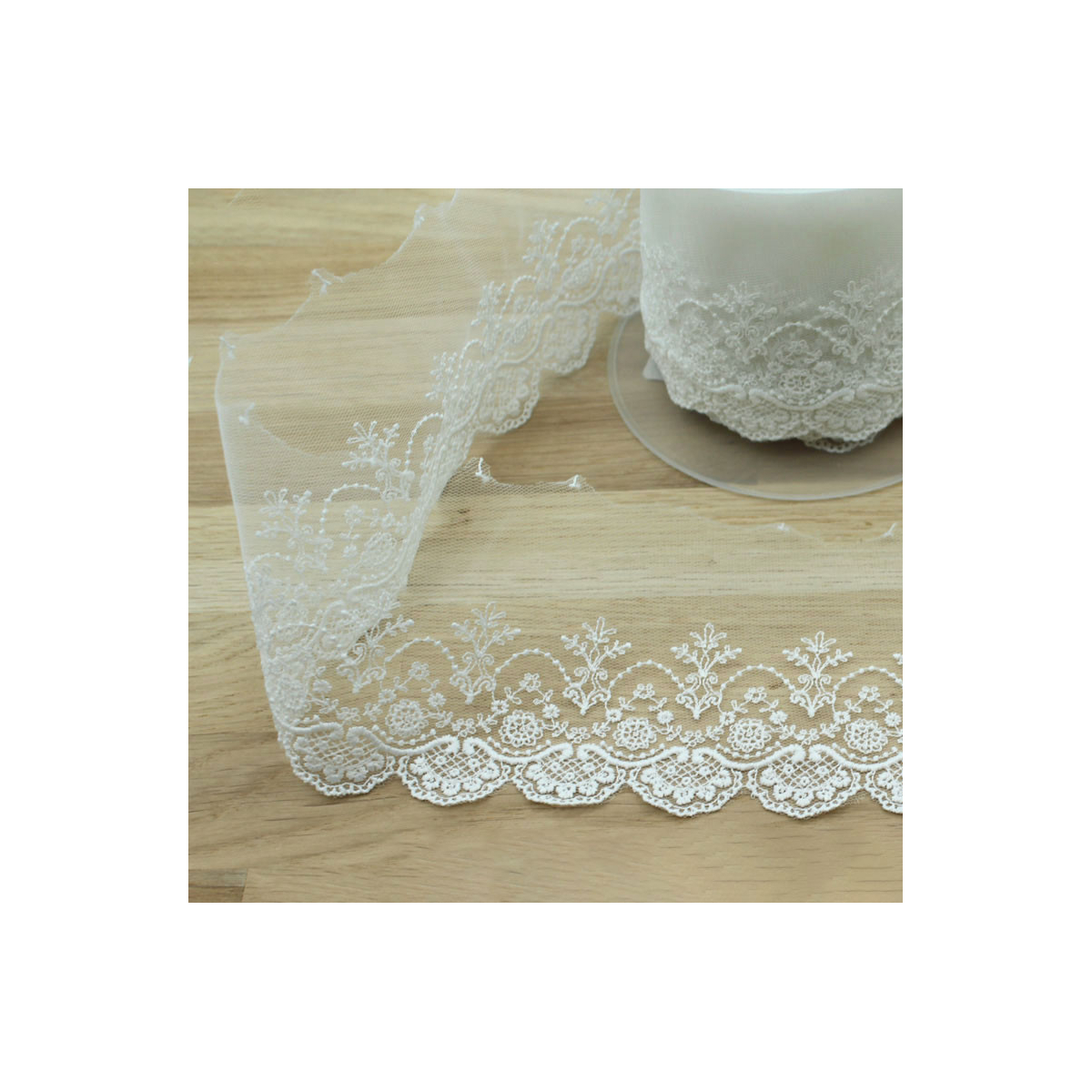 Galon dentelle tulle brodé 95mm x 1m blanc Galon dentelle tulle brodé 95mm x 1m blanc