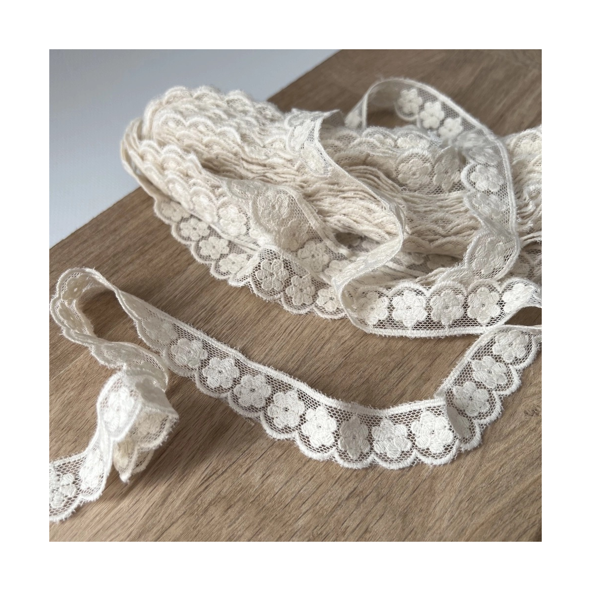 Galon tulle souple écru broderie coton brodé 20mm x 1m Galon tulle souple écru broderie coton brodé 20mm x 1m