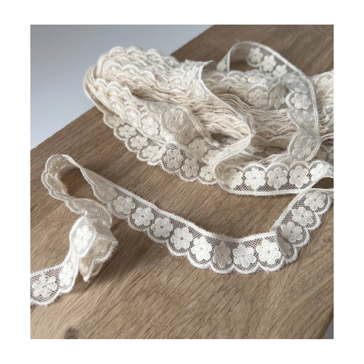 Galon tulle souple écru broderie coton brodé 20mm x 1m Galon tulle souple écru broderie coton brodé 20mm x 1m