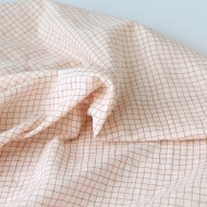 Double gaze de coton rose poudré à petits carreaux