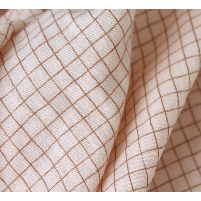 Double gaze de coton rose poudré à petits carreaux