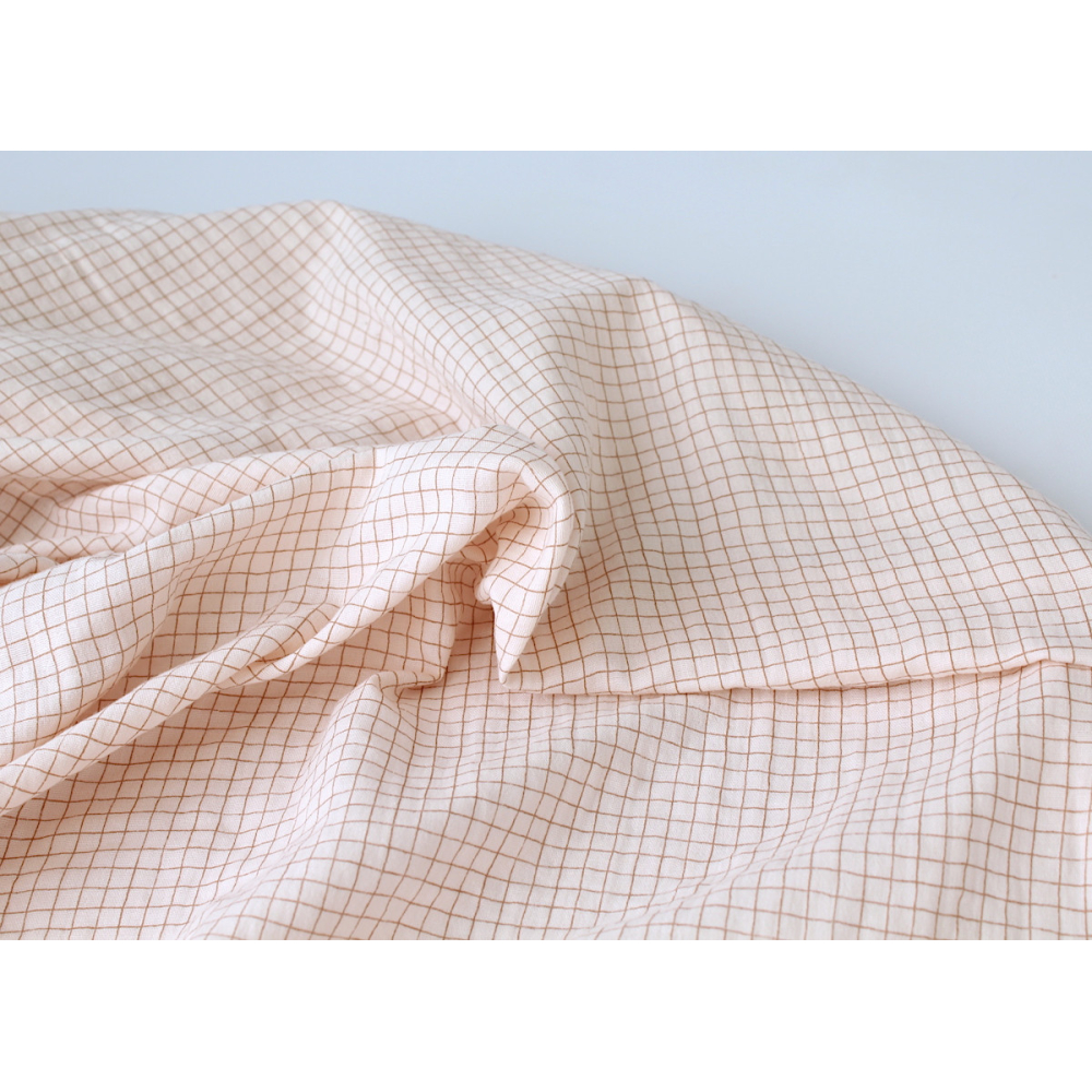 Double gaze de coton rose poudré à petits carreaux