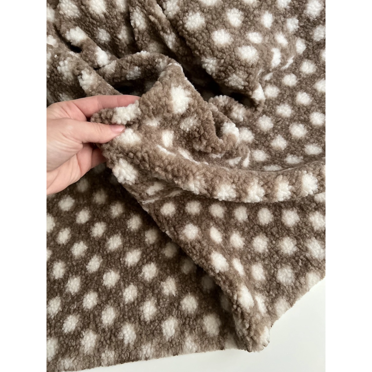 Teddy Sherpa bouclé fond taupe clair motif pois écru Mailles - 4 Teddy Sherpa bouclé fond taupe clair motif pois écru Mailles - 4