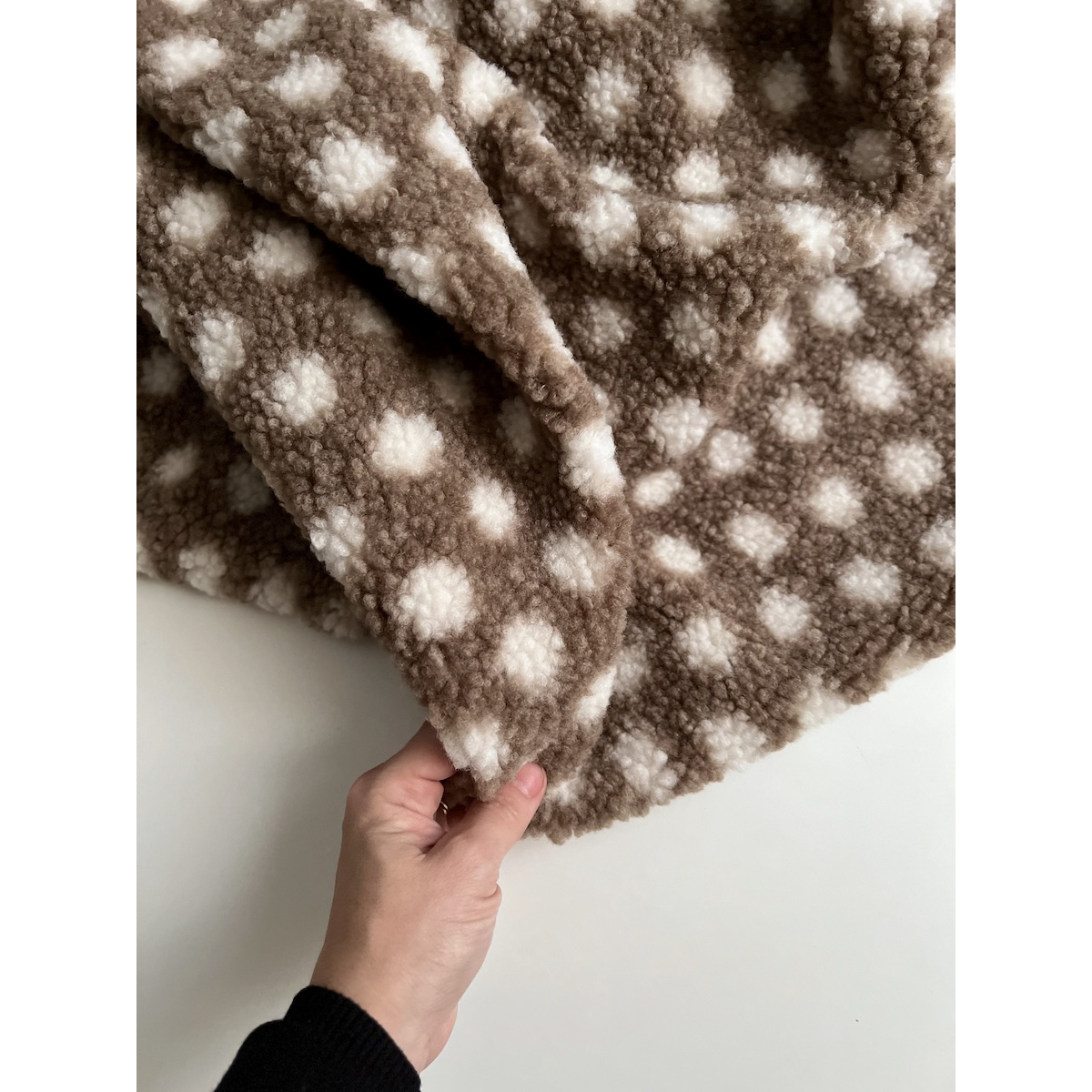 Teddy Sherpa bouclé fond taupe clair motif pois écru Mailles - 5 Teddy Sherpa bouclé fond taupe clair motif pois écru Mailles - 5