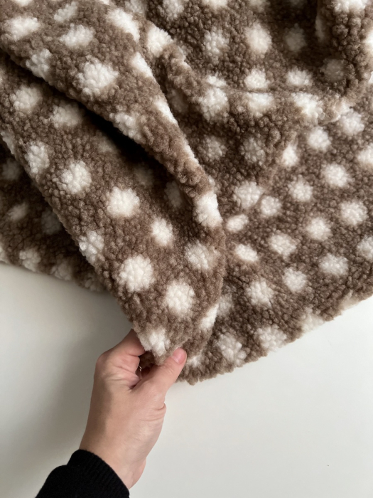 Teddy Sherpa bouclé fond taupe clair motif pois écru Mailles - 5