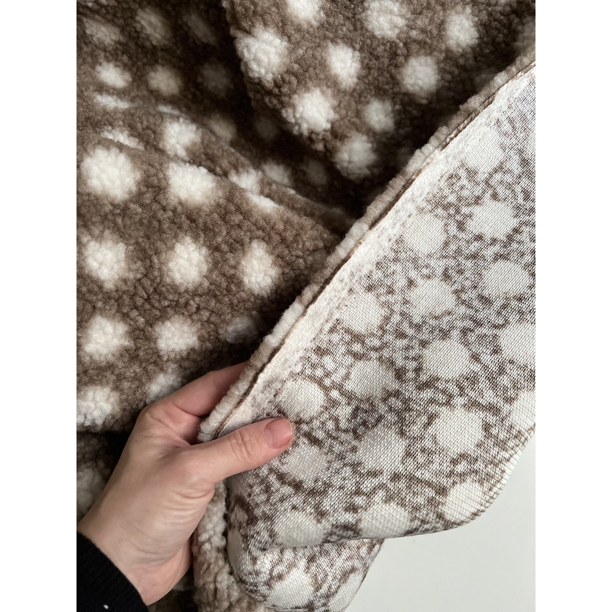 Teddy Sherpa bouclé fond taupe clair motif pois écru Mailles - 6 Teddy Sherpa bouclé fond taupe clair motif pois écru Mailles - 6