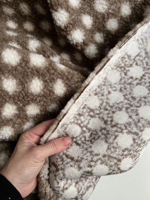 Teddy Sherpa bouclé fond taupe clair motif pois écru Mailles - 6