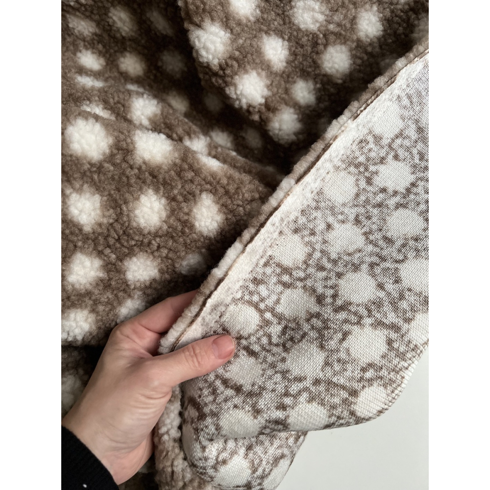 Teddy Sherpa bouclé fond taupe clair motif pois écru Mailles - 6