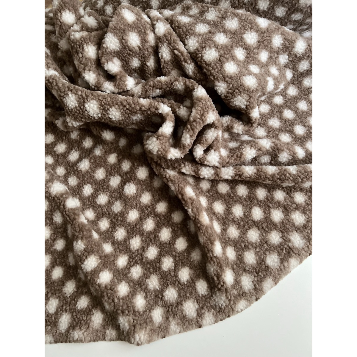 Teddy Sherpa bouclé fond taupe clair motif pois écru Mailles - 7 Teddy Sherpa bouclé fond taupe clair motif pois écru Mailles - 7