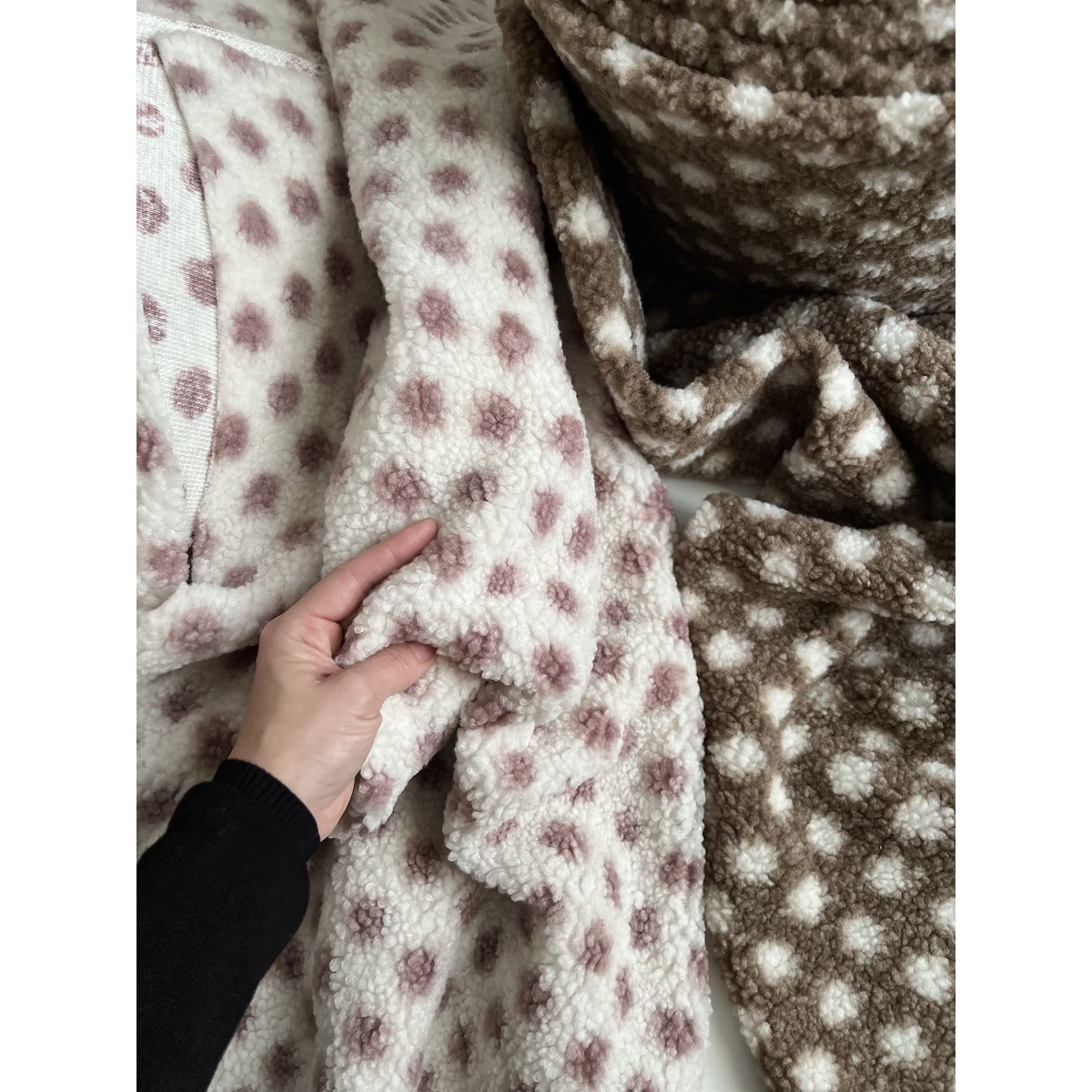 Teddy Sherpa bouclé fond taupe clair motif pois écru Mailles - 8 Teddy Sherpa bouclé fond taupe clair motif pois écru Mailles - 8