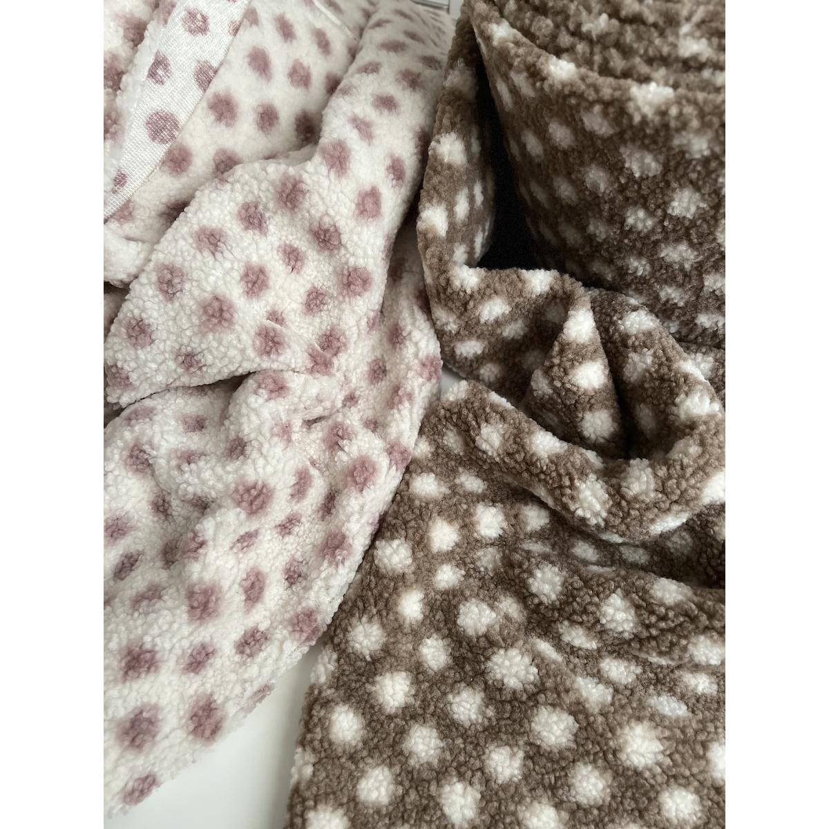 Teddy Sherpa bouclé fond taupe clair motif pois écru Mailles - 9 Teddy Sherpa bouclé fond taupe clair motif pois écru Mailles - 9